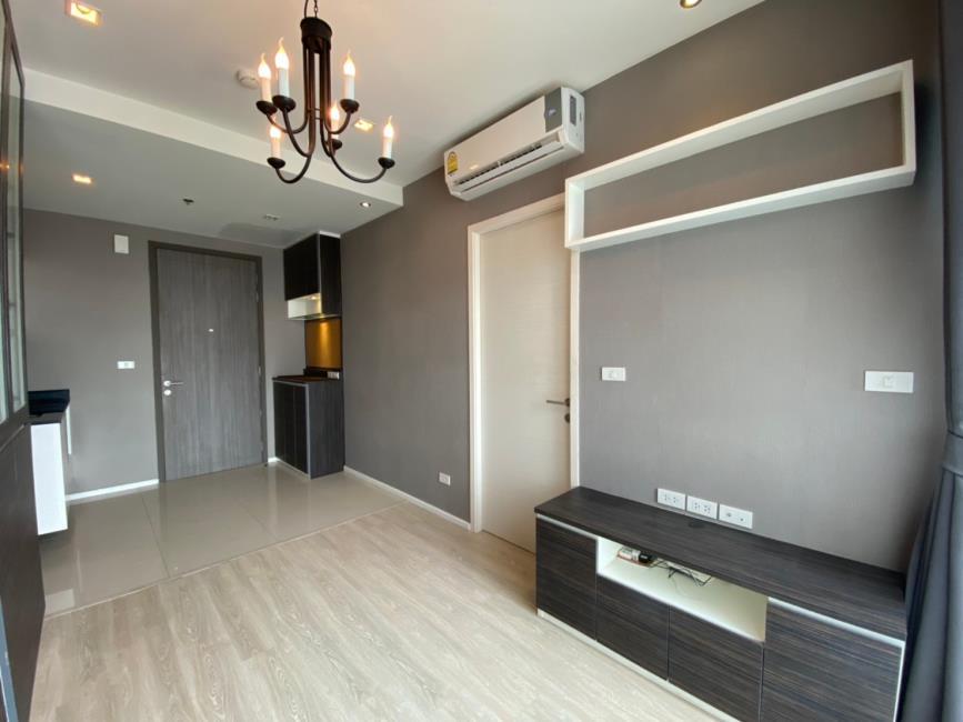 Quinn Condo Ratchada ชั้นวางทีวี.jpg