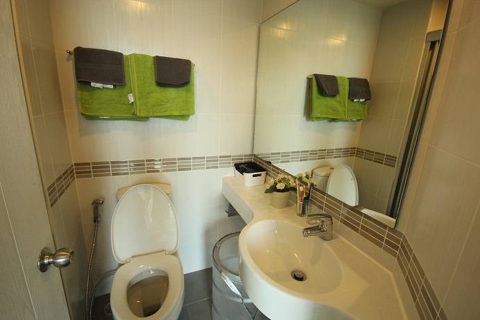 Lumpini Place Srinakarin - Huamak Station ห้องน้ำ.jpg