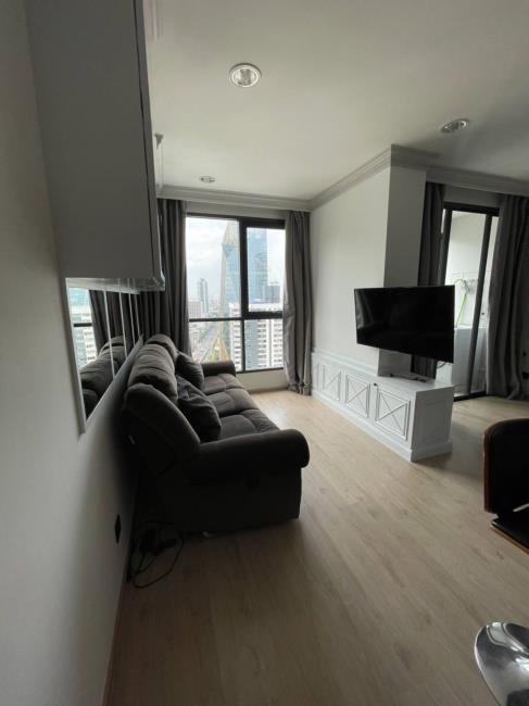 Ideo Q Ratchathewi โซฟา ทีวี.jpg