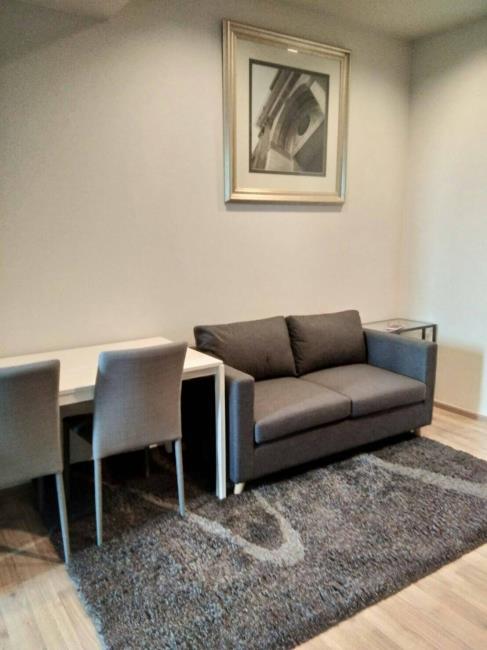 THE LINE Jatujak-Mochit โต๊ะ โซฟา.jpg