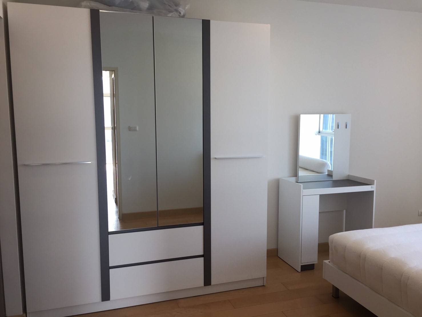 Vertiq ตู้เสือ้ผ้า โต๊ะเครื่องแป้ง.jpg