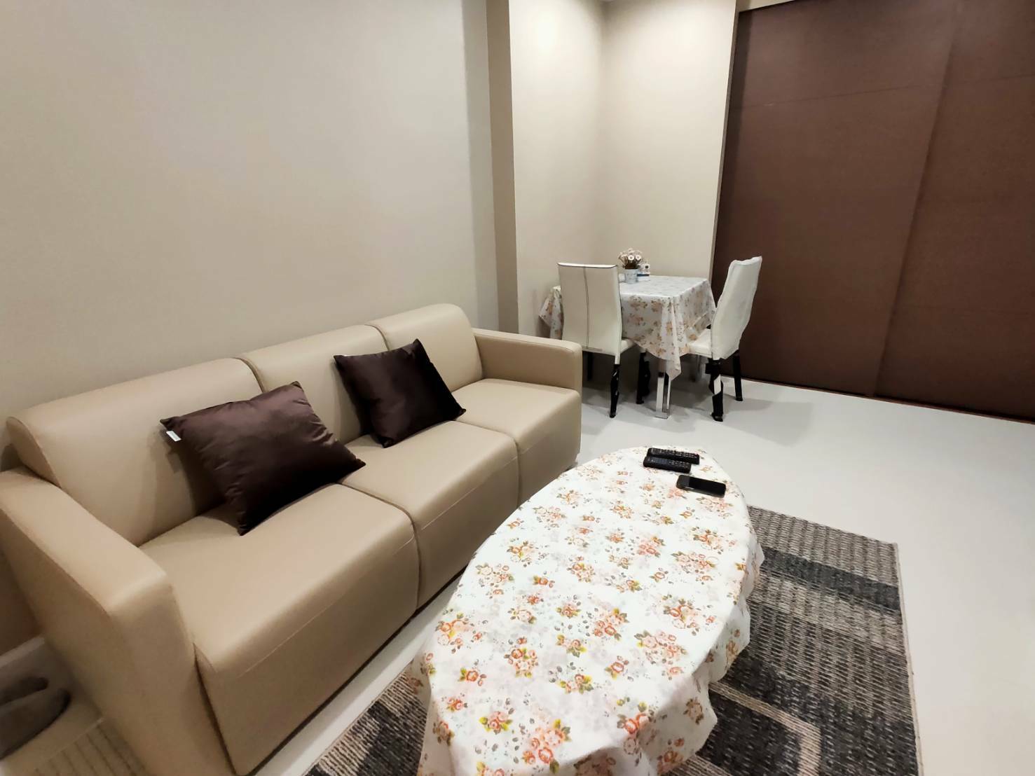 The Metropolis Samrong Interchange โซฟา โต๊ะอาหาร.jpg