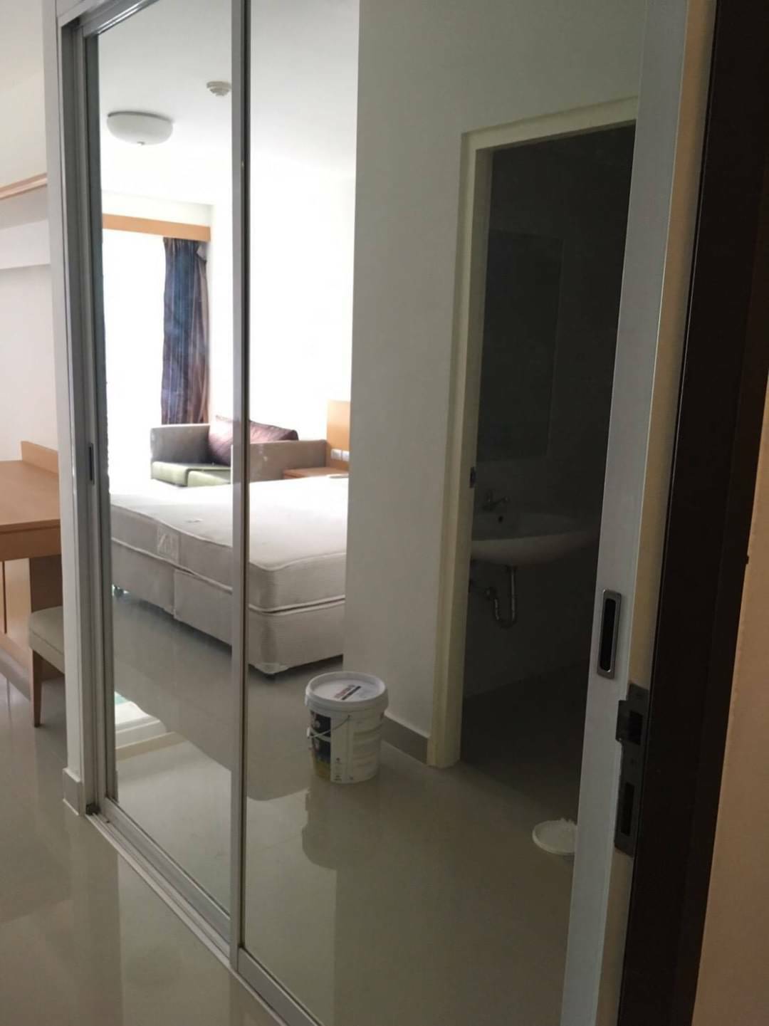 I-House Rama IX-Ekamai ตู้เสื้อผ้า.jpg