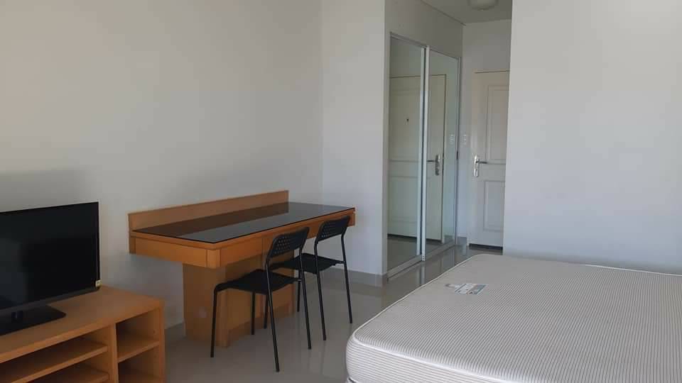 I-House Rama IX-Ekamai โตีะอาหาร.jpg