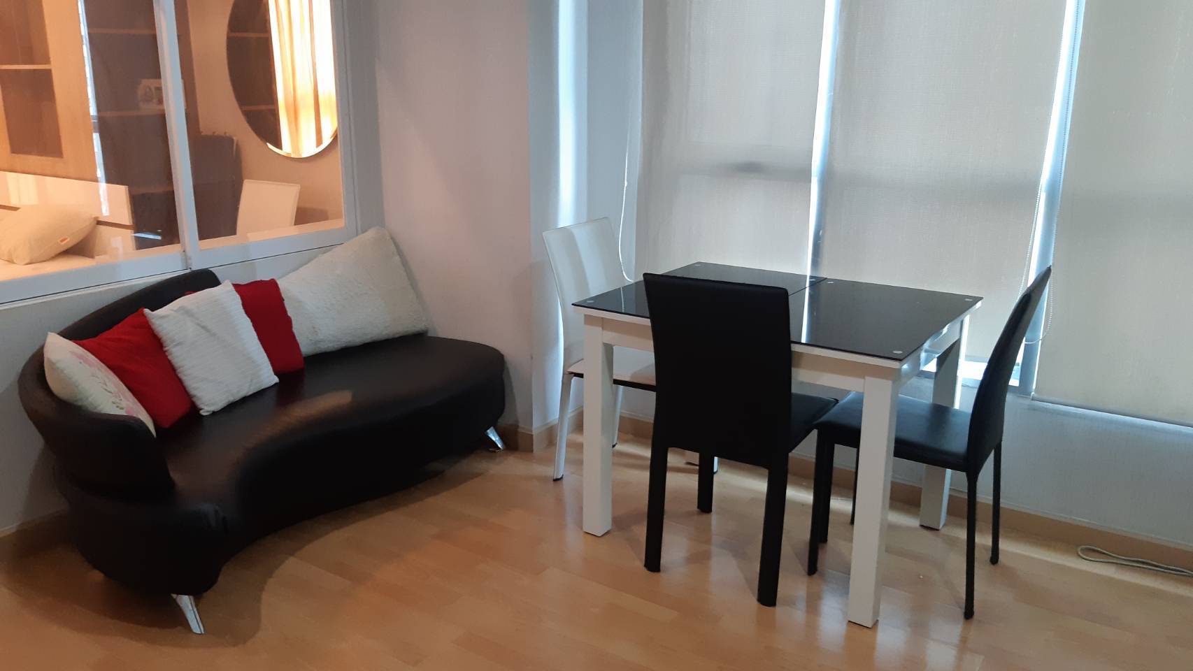 Life @ Ratchada Condominium  โซฟา โต๊ะอาหาร.jpg