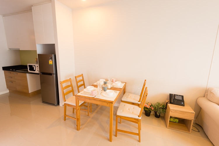 Circle Condominium ครัว+โต๊ะกินข้าว.jpg