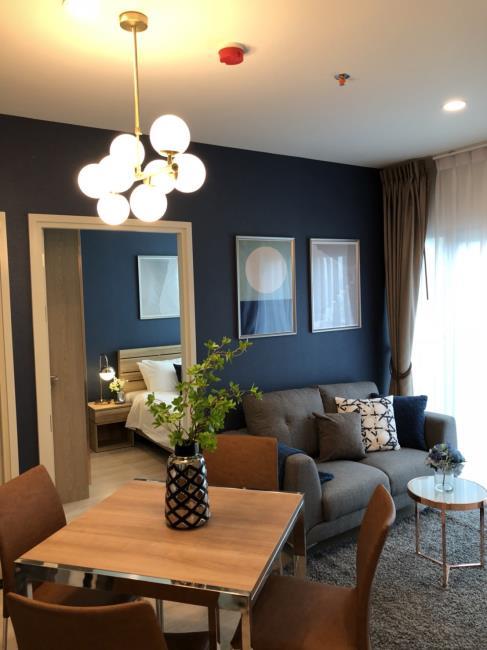 Noble Revolve Ratchada 2 โต๊ะอาหาร โซฟา.jpg