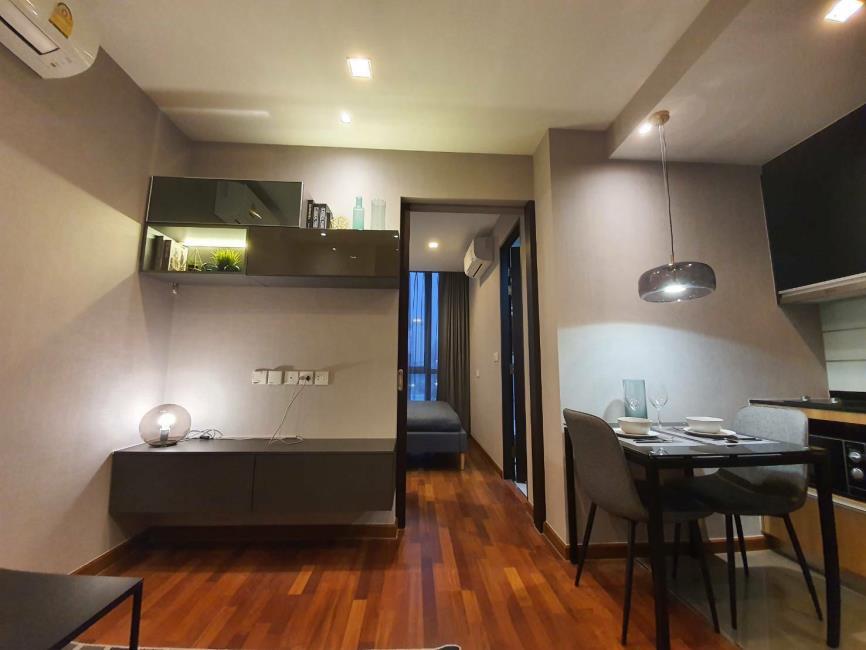 Wish Signature Midtown Siam โตีะอาหาร ชั้นวางทีวี.jpg