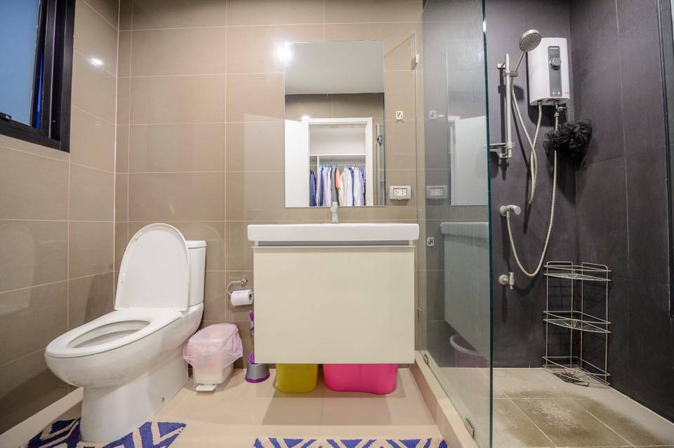 Bridge Sathorn-Narathiwas ห้องน้ำ.jpg