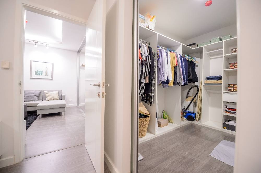 Bridge Sathorn-Narathiwas ห้องเสื้อผ้า.jpg