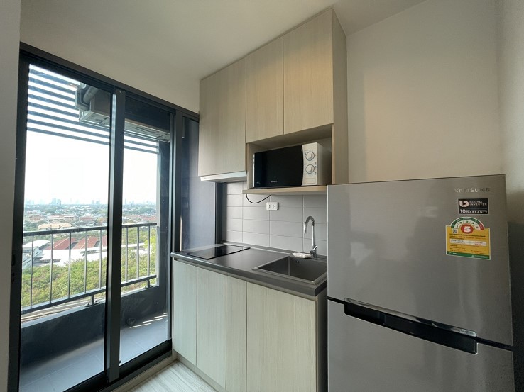 Ideo Mobi Sukhumvit Eastgate  ครัว ระเบียง.jpg
