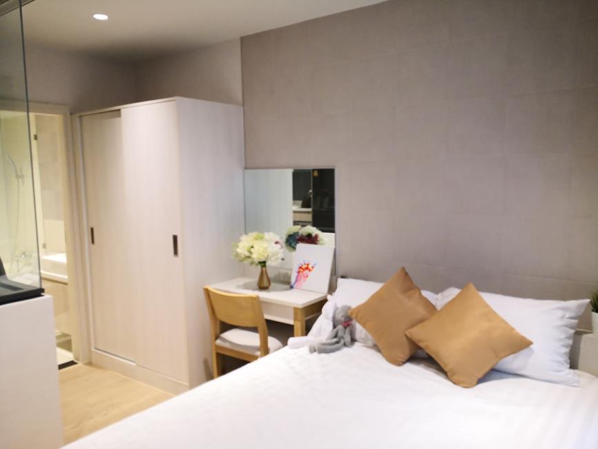 Runesu Thonglor 5 มุมเตียง ตู้เสื้อผ้า.jpg