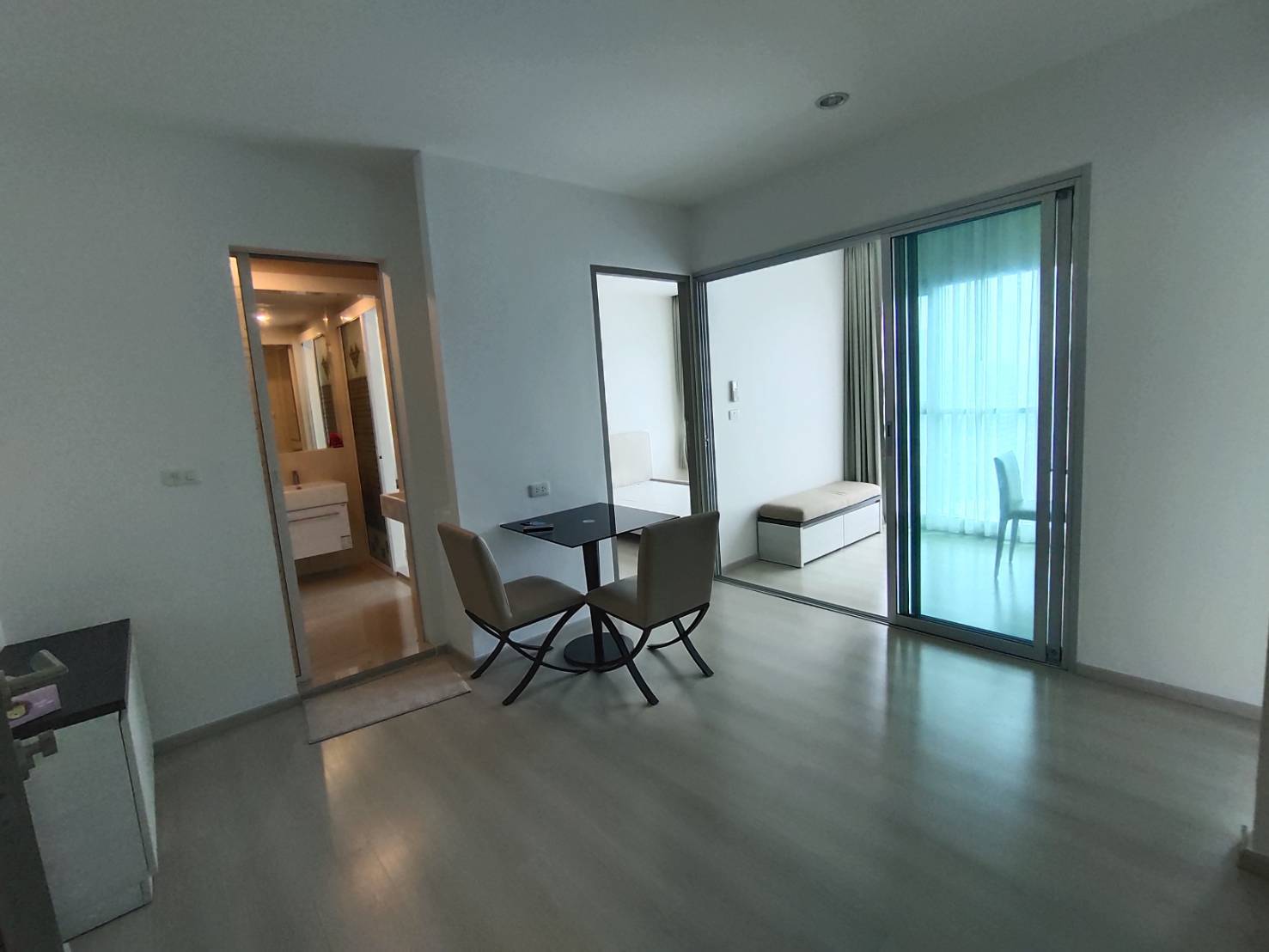 Life Ratchadapisek โตีะอาหาร ในห้อง.jpg