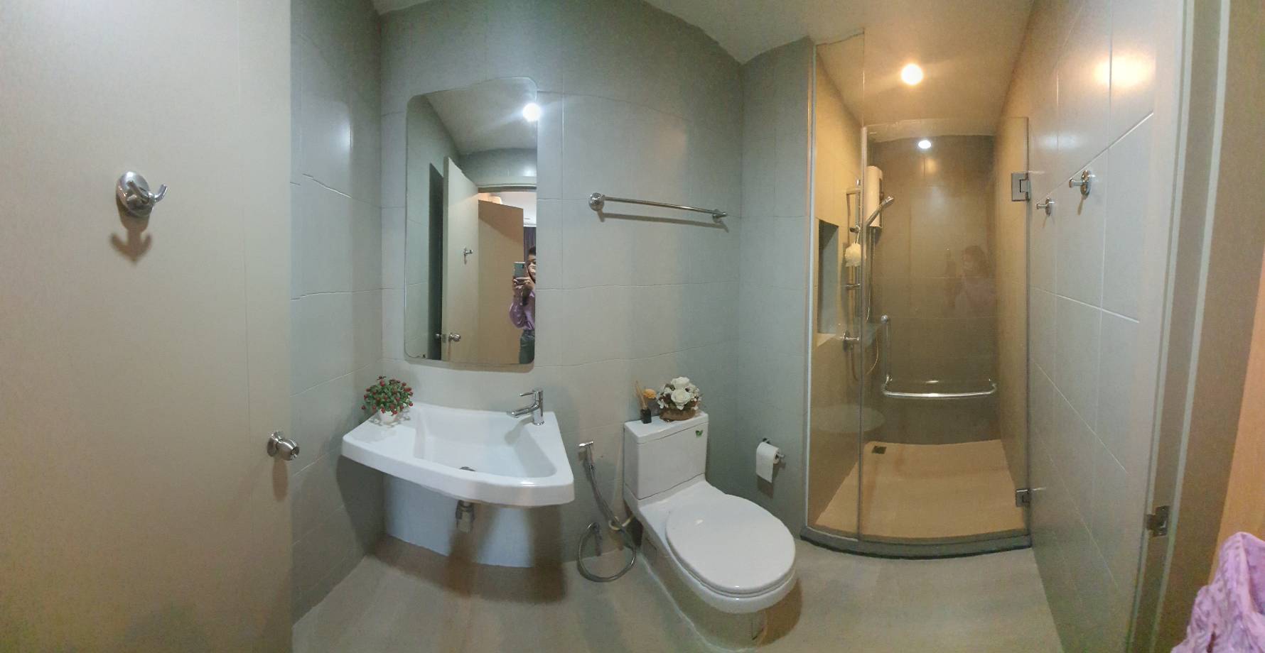 Elio Del Ray  ห้องน้ำ.jpg