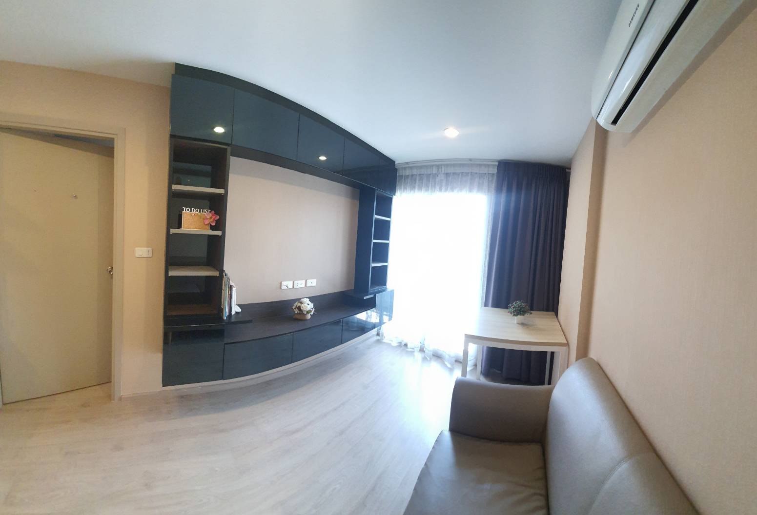 Elio Del Ray  มุมในห้อง.jpg