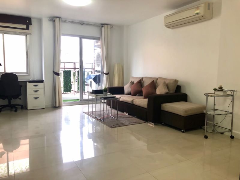 Condo One Siam โซฟา แอร์.jpg