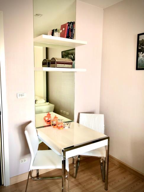 Urbano Absolute Sathon-Taksin โต๊ะอาหาร.jpg