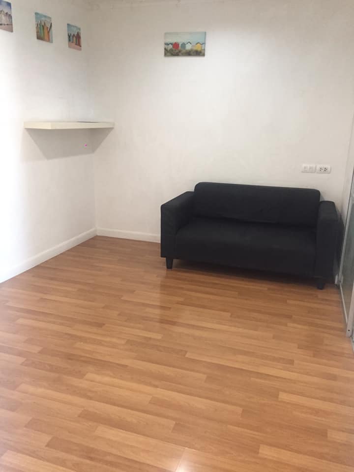 Lumpini Place Rama 4-Kluaynamthai โซฟา.jpg