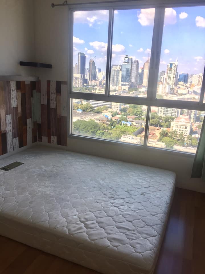 Lumpini Place Rama 4-Kluaynamthai เตียงนอน (2).jpg