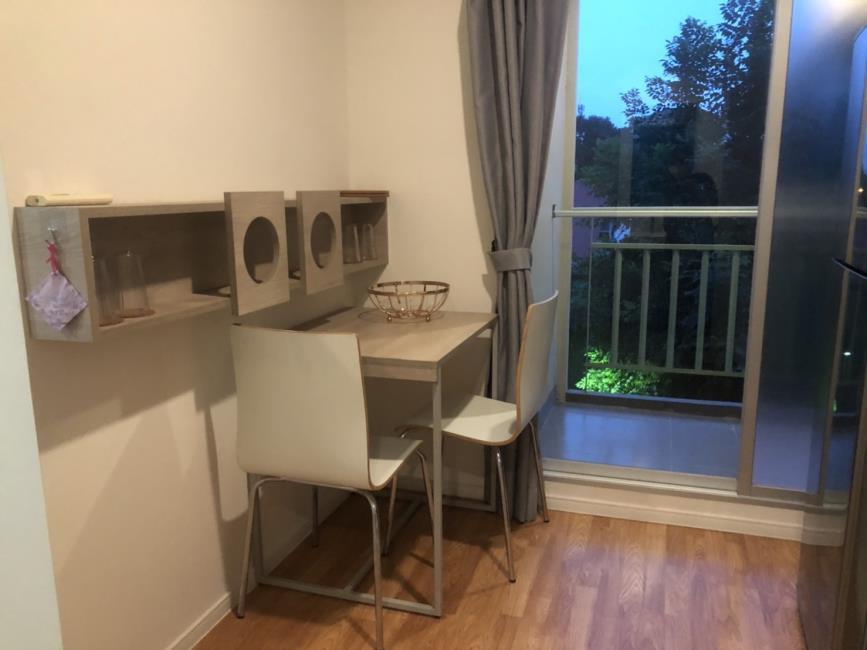 Lumpini Ville Sukhumvit 76 โต๊ะอาหาร.jpg