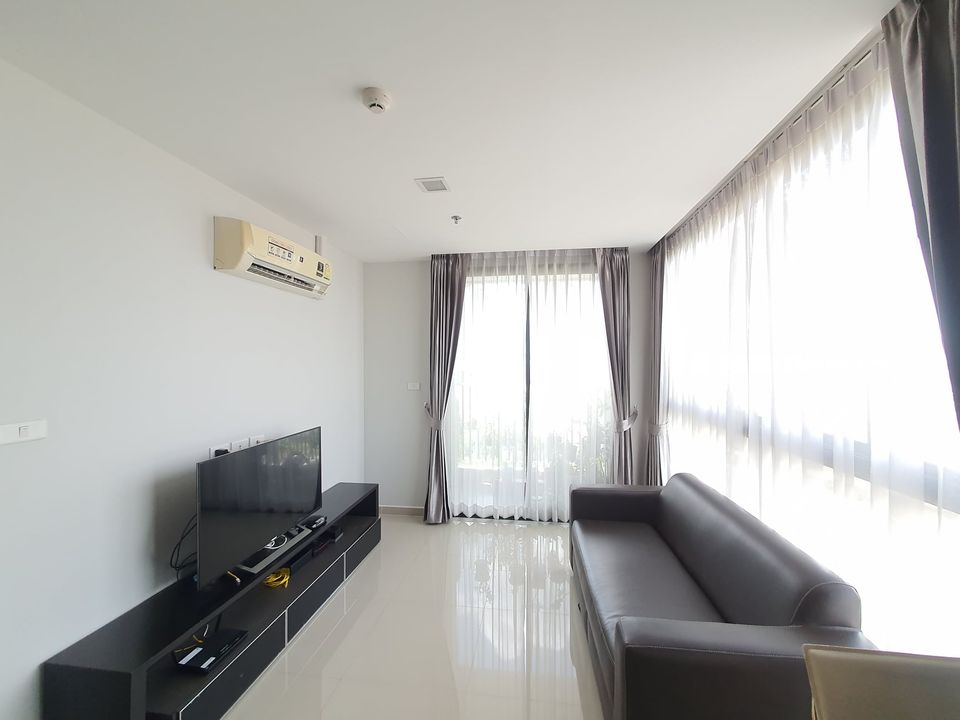 Pela Wutthakat โซฟา ทีวี.jpg