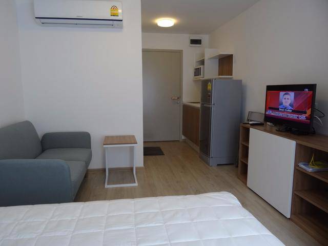 Elio Condo Sukhumvit 64 โซฟา ทีวี.jpg