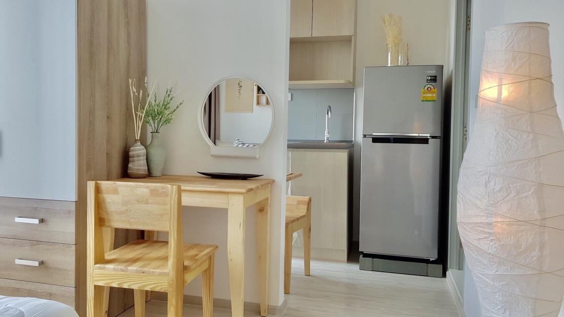 Ideo Mobi Sukhumvit Eastgate โต๊ะอาหาร  ตู้เย็น.jpg