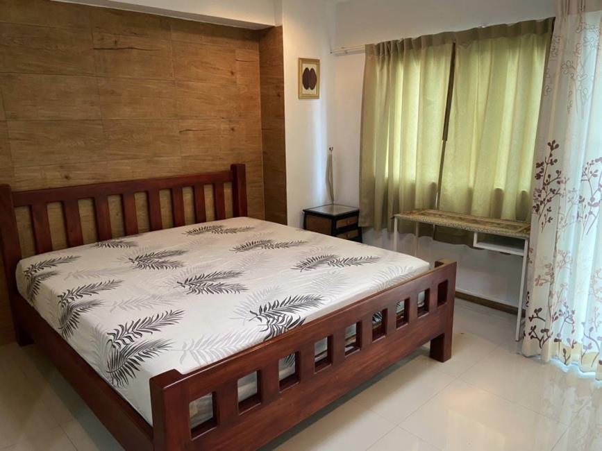 Sense of London  เตียง.jpg