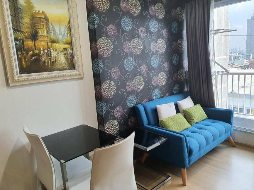 Rhythm Sukhumvit  โต๊ะอาหาร โซฟา.jpg