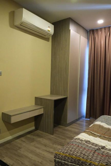 Brown Condo Ratchada 32 ตู้เสื้อผ้า แอร์.jpg