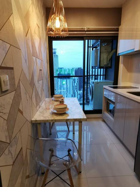 Life Sukhumvit 48 โตีะอาหาร.jpg