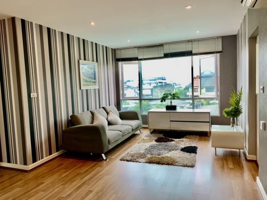 Condo One Sukhumvit 67  โซฟา ชั้นวางทีวี.jpg