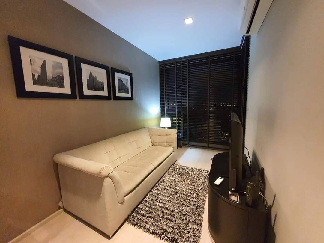 Rhythm Sukhumvit 441 โซฟา.jpg