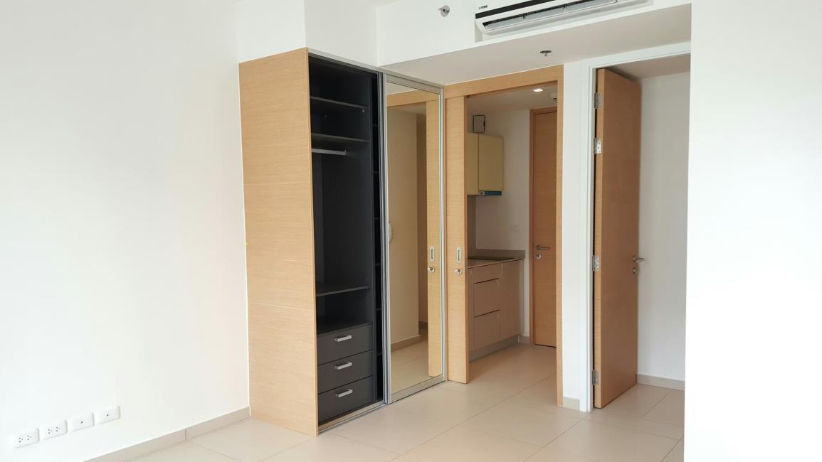 The Lofts Ekkamai ตู้เสือ้ผ้า.jpg