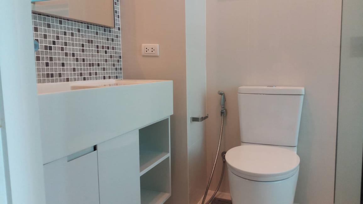 The Room Sukhumvit 21 ห้องน้ำ.jpg