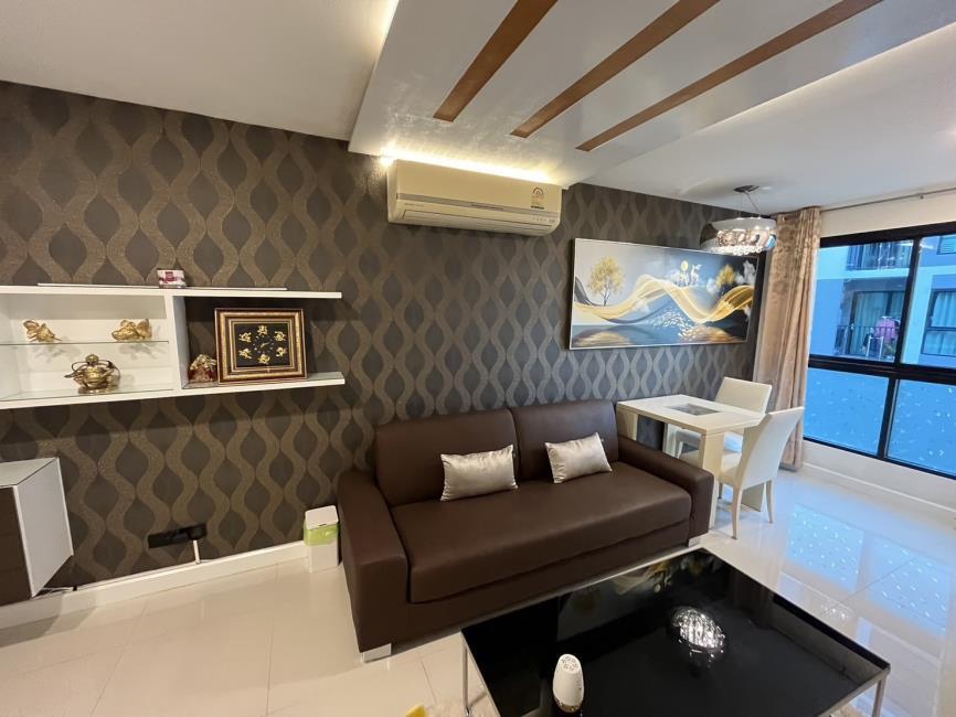 Metro Sky Ratchada โซฟา.jpg