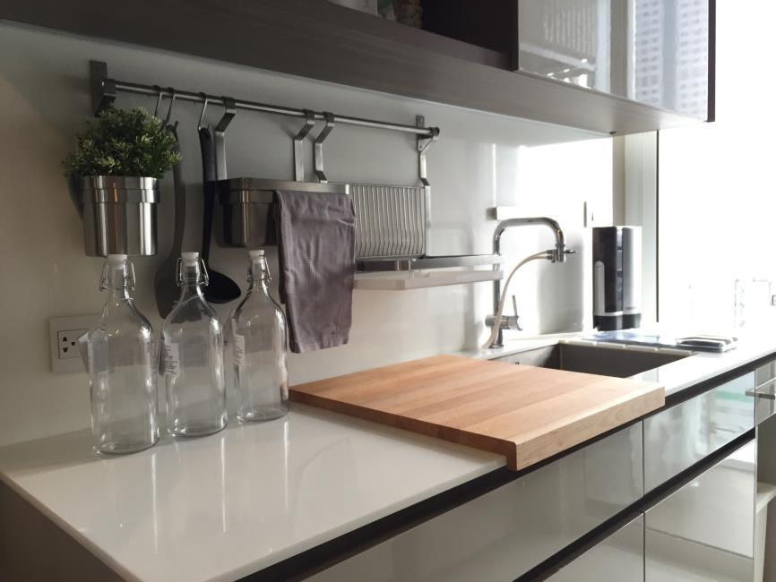 The room Sathorn - TanonPun ครัว.jpg