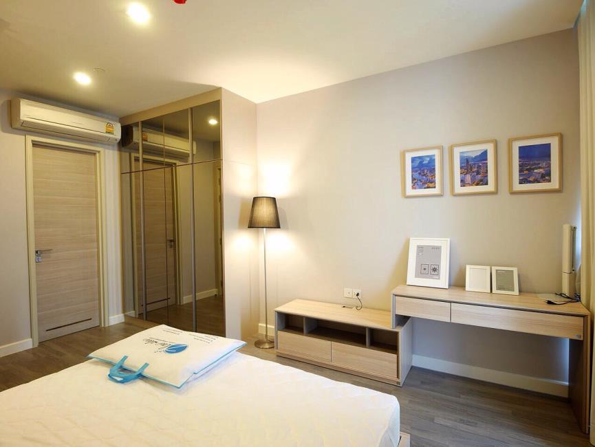 The room Sathorn - TanonPun ชั้นวางทีวี.jpg