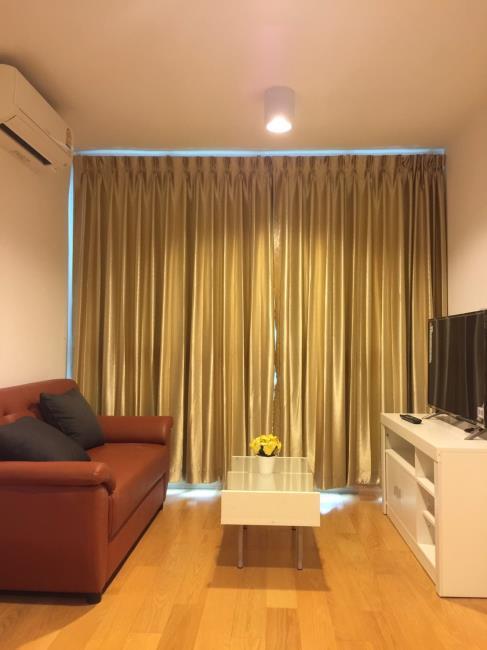 Bangkok Feliz @ Krungthonburi Station โซฟา.jpg