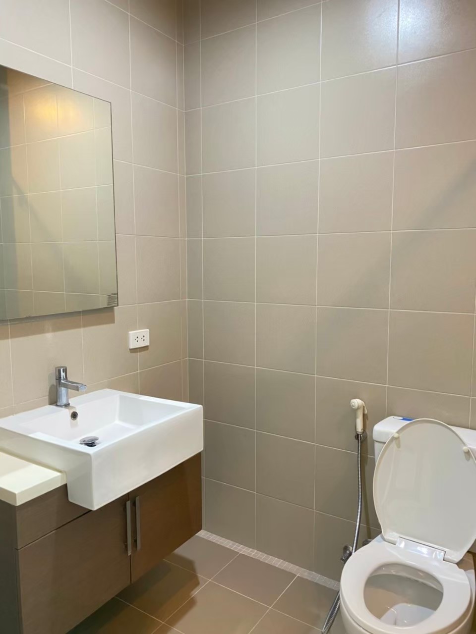 Hive Sathorn  ห้องน้ำ.jpg