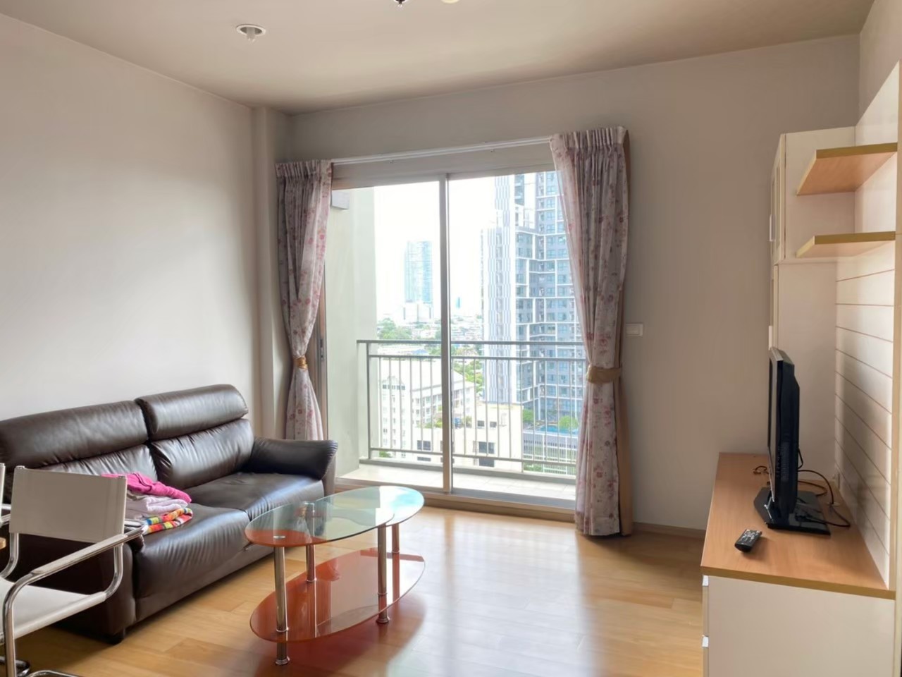 Hive Sathorn  โซฟา ทีวี.jpg