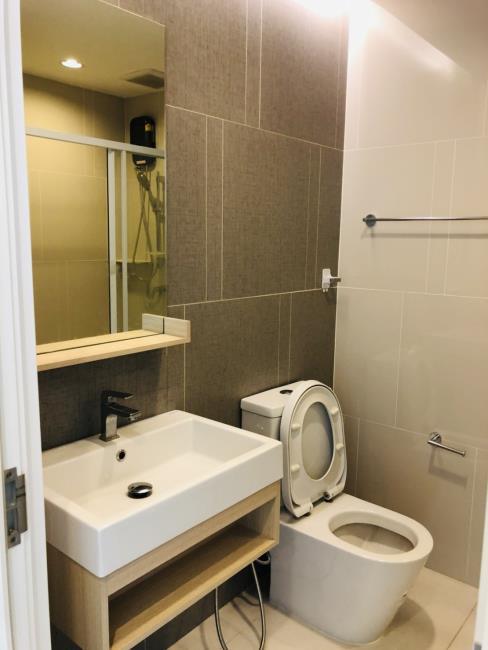 The Key Sathorn-Charoenraj ห้องน้ำ.jpg