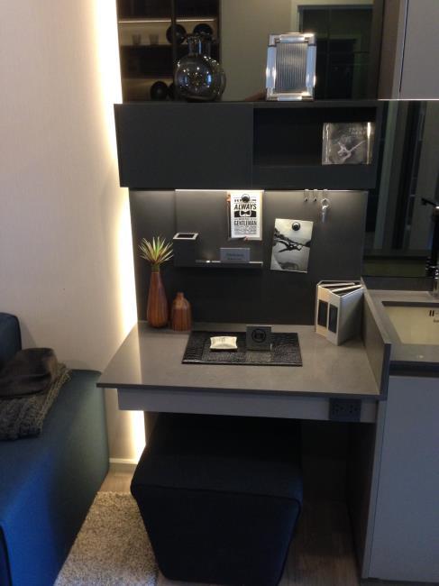 The Room Sukhumvit 69 โต๊ะทำงาน.jpg
