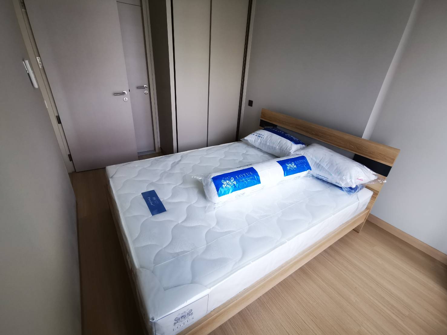 Lumpini Suite Phetchaburi-Makkasan เตียง.jpg