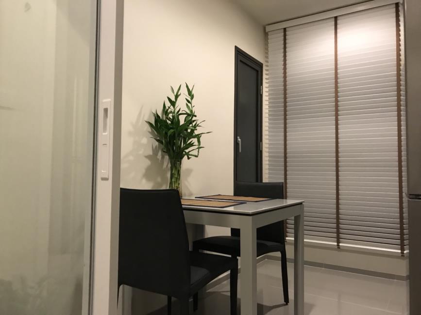 Centric Ratchada - Huai Khwang โต๊ะอาหาร.jpg