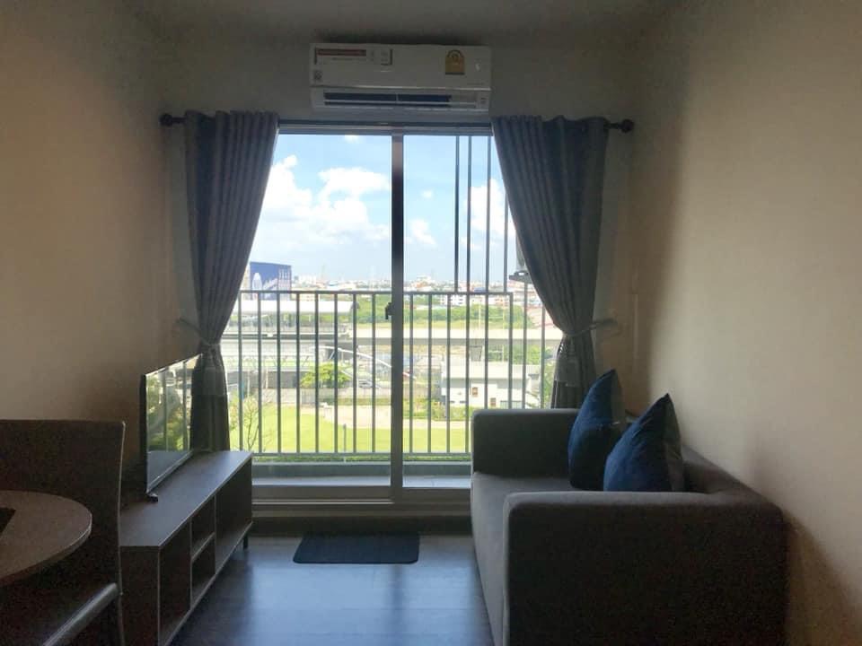 The Trust BTS Erawan ทีวี โซฟา.jpg