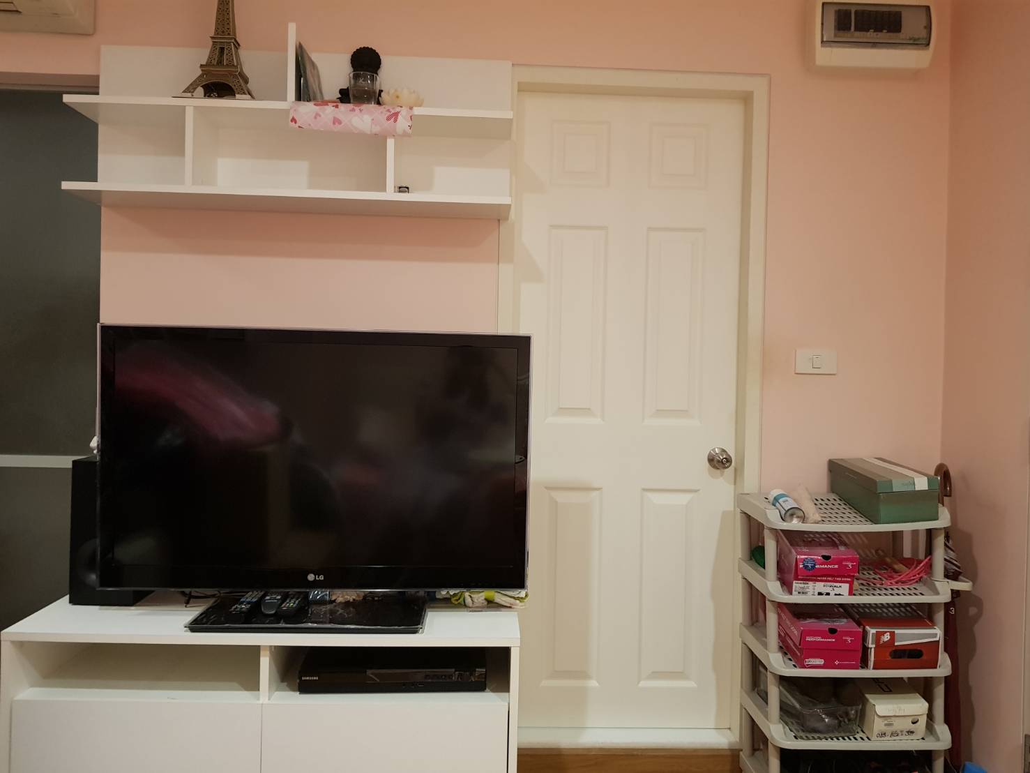 U Delight @ Huay Kwang Station ทีวี.jpg