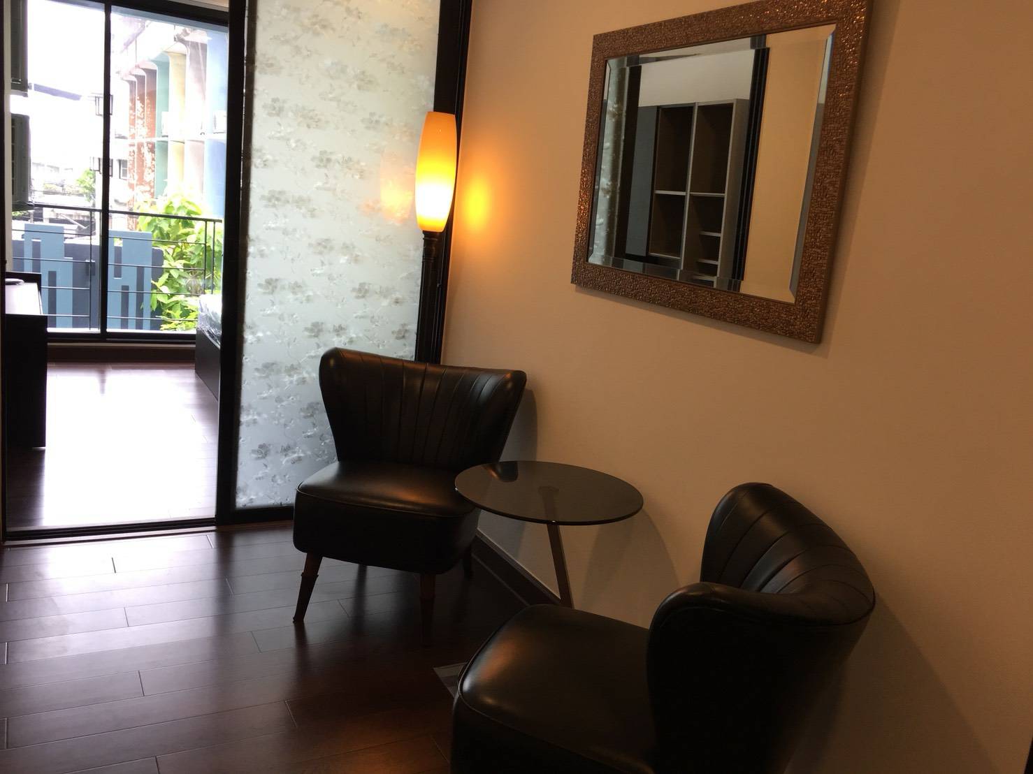 Bangkok Feliz Sathorn-Taksin โต๊ะอาหาร.jpg