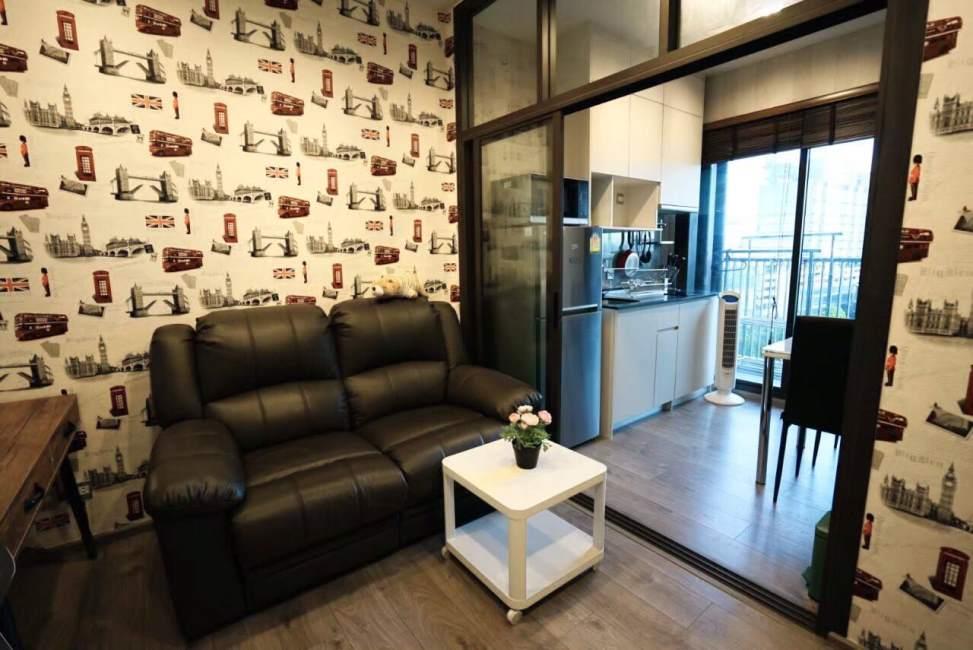 Whizdom Avenue Ratchada - Ladprao โซฟา ครัว.jpg