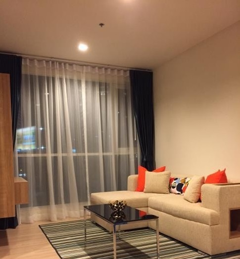 Rhythm Sathorn โซฟา.jpg